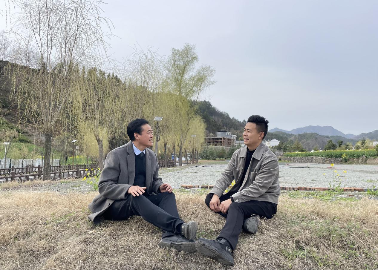 王安銀（左）教徒弟唱紫陽民歌。魏濤攝