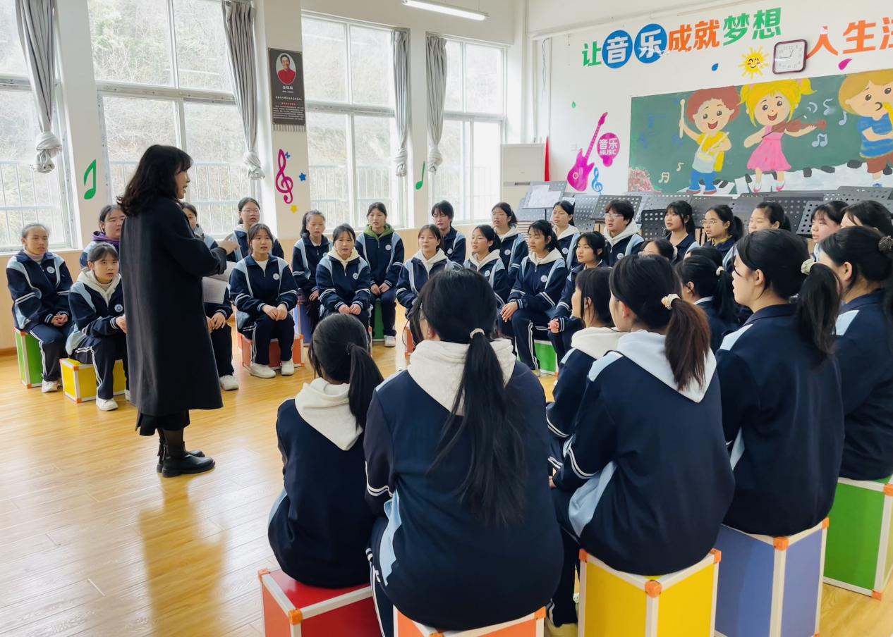 紫陽縣職業(yè)教育中心的老師教學(xué)生唱紫陽民歌。魏濤攝
