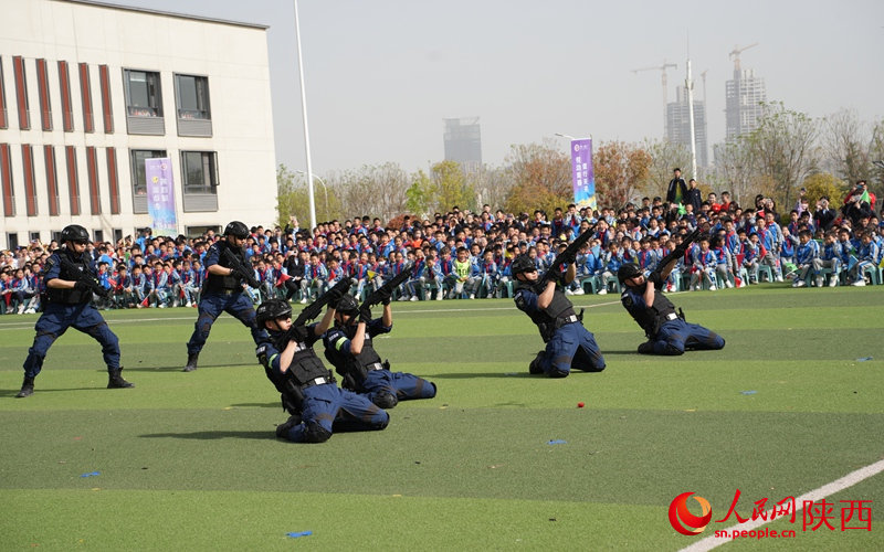 西安市高新公安分局巡特警大隊(duì)引爆全場(chǎng)。人民網(wǎng)記者 白鴿攝