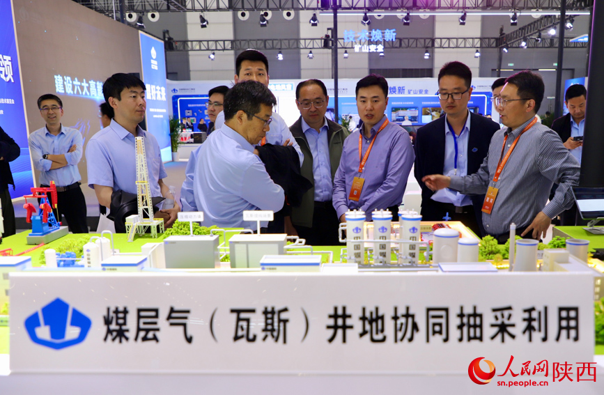 4月10日,參觀者在觀看煤層氣(瓦斯)井地協(xié)同抽采利用沙盤模型。人民網(wǎng)記者 鄒星攝