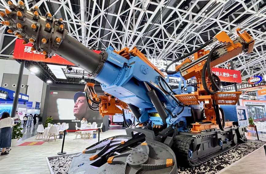 展會(huì)上亮相的硬巖掘錨機(jī)。張嘉琪攝