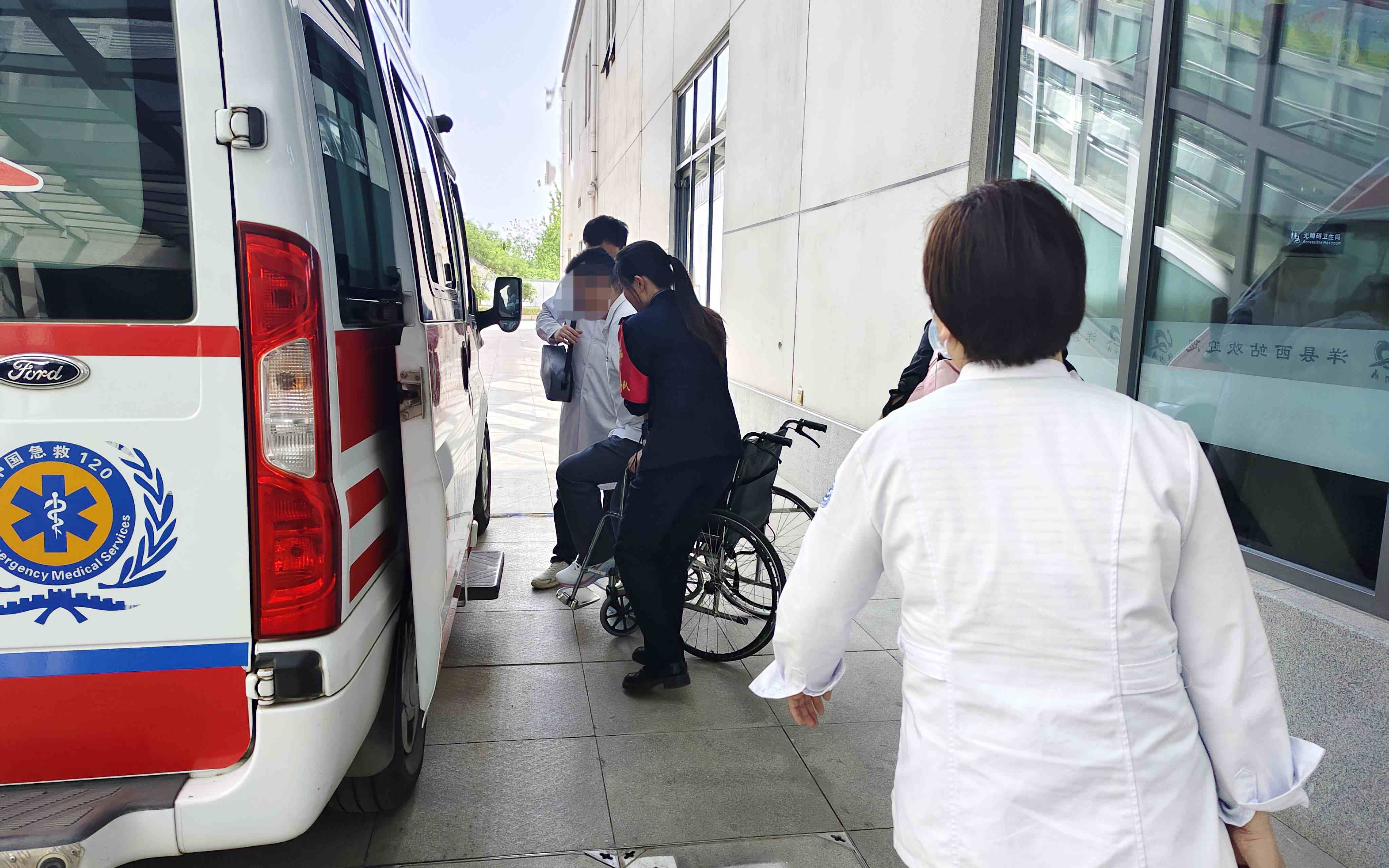 患病旅客被順利送上120救護車。陳燕攝