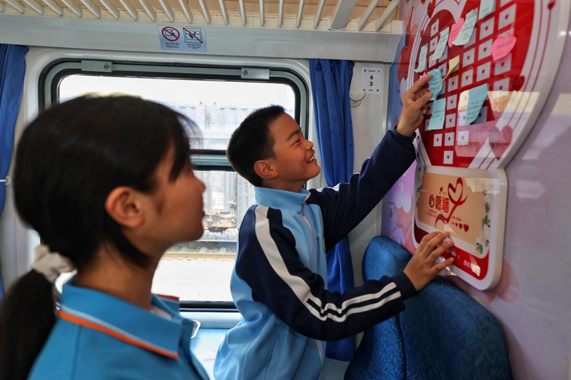 孩子們?cè)谛脑笁ι蠈?xiě)下自己的愿望。劉松霖?cái)z