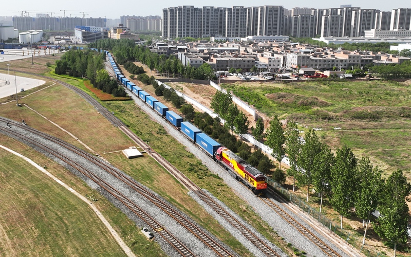 航拍陜西首趟鐵水聯(lián)運(yùn)“一單制”班列。孫季翔攝