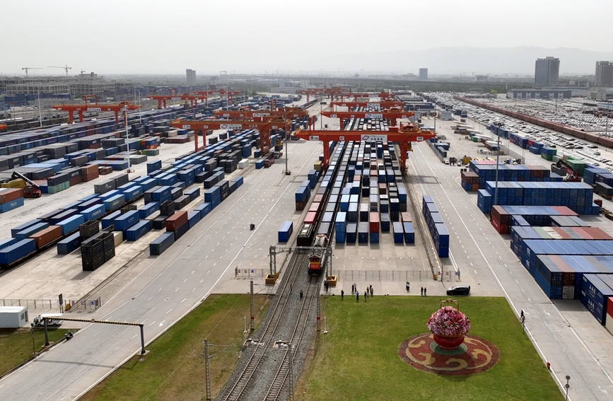 4月24日，西安國際港站內(nèi)，各色集裝箱整齊羅列。孫季翔攝