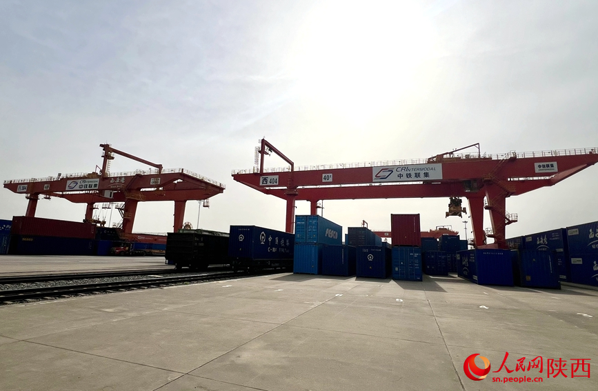 4月24日，西安國(guó)際港站內(nèi)，吊裝設(shè)備正在繁忙作業(yè)。人民網(wǎng)記者 鄒星攝