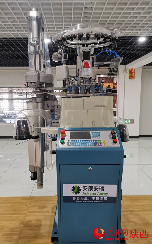 智能化襪業(yè)一體機(jī)。人民網(wǎng) 王麗攝