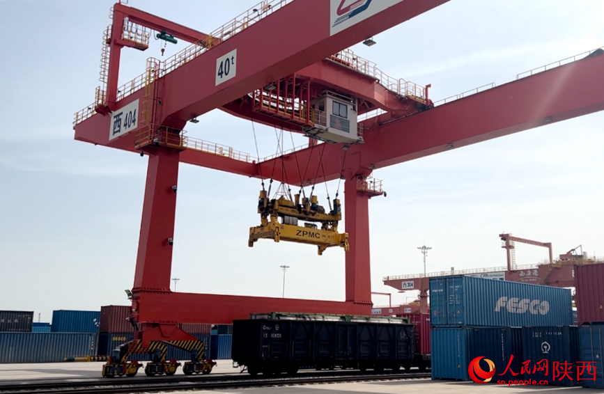 4月24日，西安國(guó)際港站內(nèi)，吊裝設(shè)備正在繁忙作業(yè)。人民網(wǎng)記者 鄒星攝