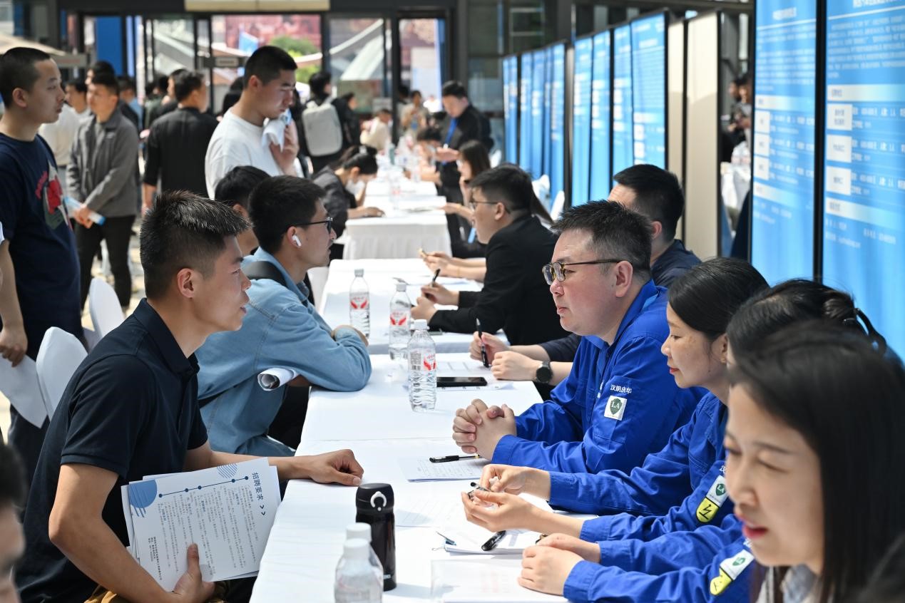 “戎耀三秦·職等你來”活動(dòng)現(xiàn)場(chǎng)。陜西省退役軍人事務(wù)廳供圖