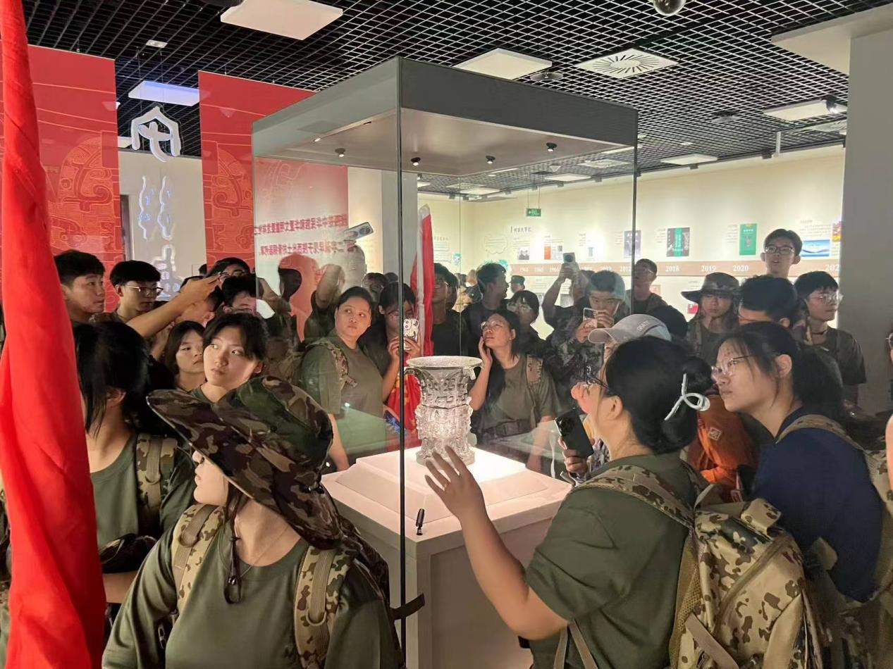 明星文物“何尊”吸引了大量游客觀賞（資料圖）。寶雞青銅器博物院供圖