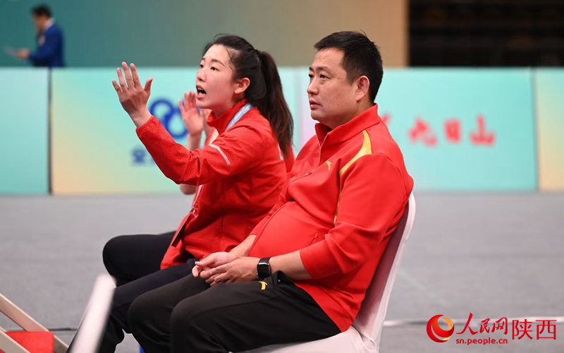 教練在場邊為選手加油。人民網(wǎng)記者 白鴿攝