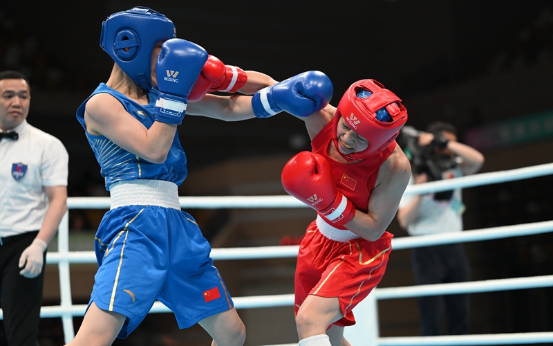 運(yùn)動(dòng)員在擂臺(tái)上激烈對(duì)決。主辦方供圖