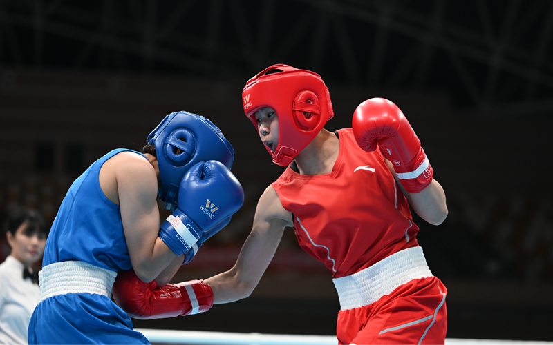 運(yùn)動(dòng)員在擂臺(tái)上激烈對(duì)決。主辦方供圖