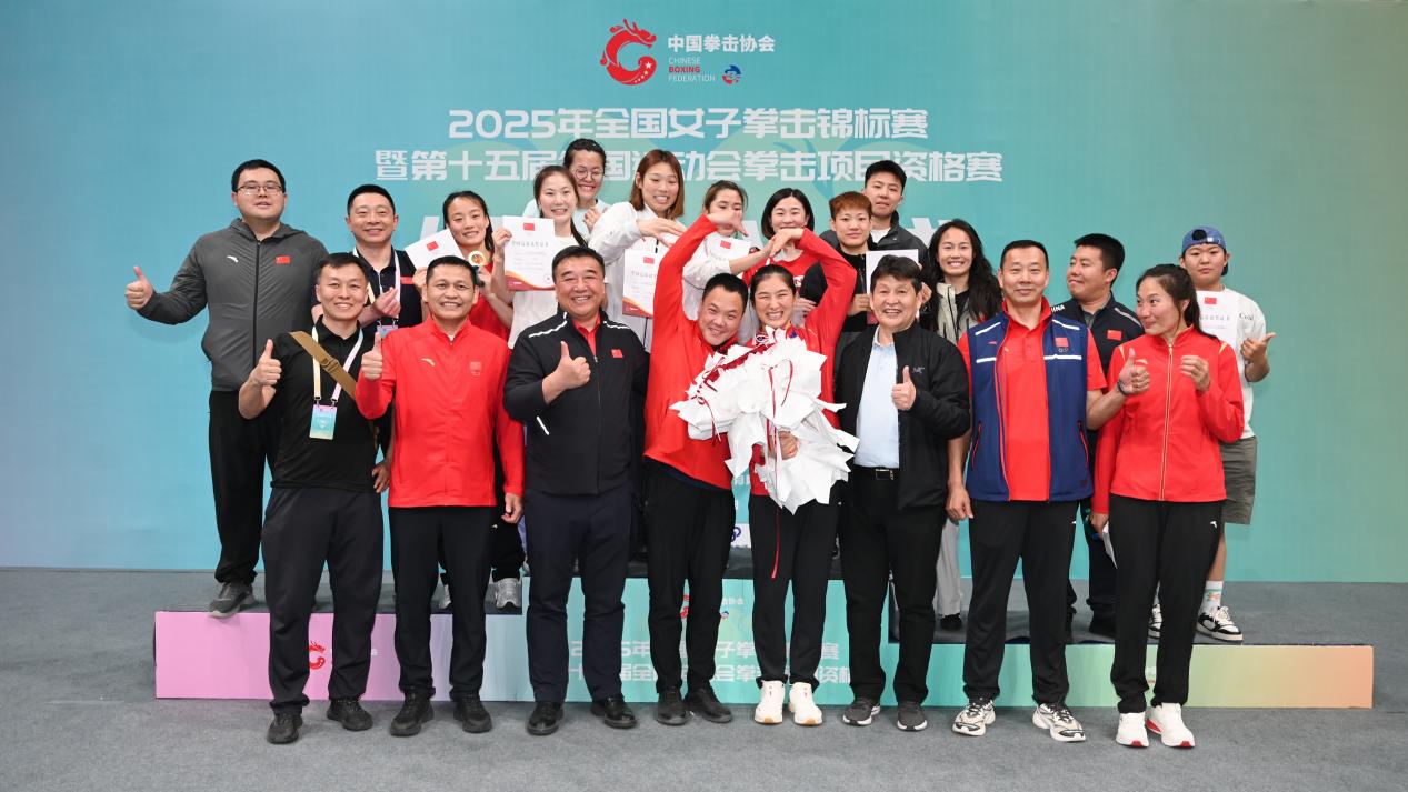 頒獎臺上，運動員和工作人員紛紛送上祝福。主辦方供圖