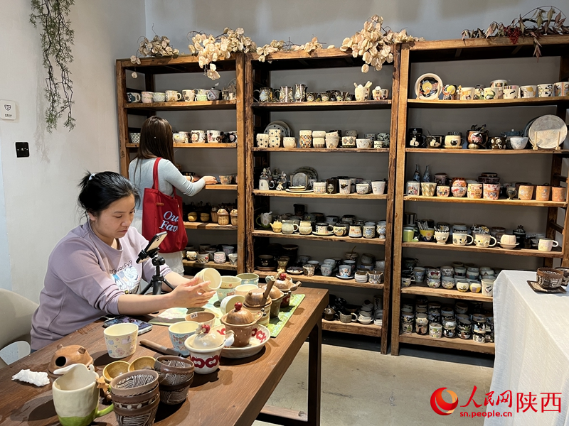 西安市長(zhǎng)安區(qū)黃良新村里的“陶藝屋”。人民網(wǎng)記者 魏鑫攝