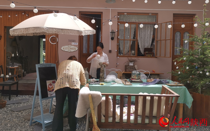 在西安市長(zhǎng)安區(qū)黃良新村里的“飾品屋”，兩個(gè)年輕人正在設(shè)計(jì)手作飾品。人民網(wǎng) 王麗攝
