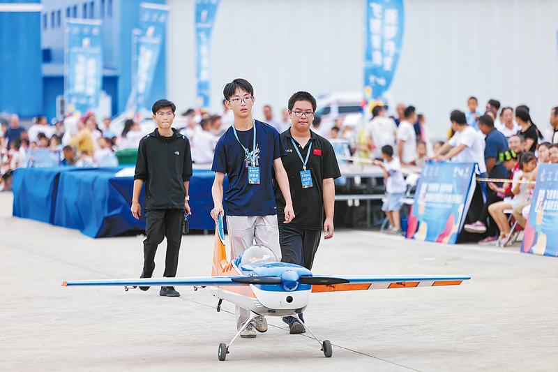 2024年全國(guó)航空模型公開(kāi)賽（丹鳳站）賽事現(xiàn)場(chǎng)（資料圖）。商洛市丹鳳縣委宣傳部供圖