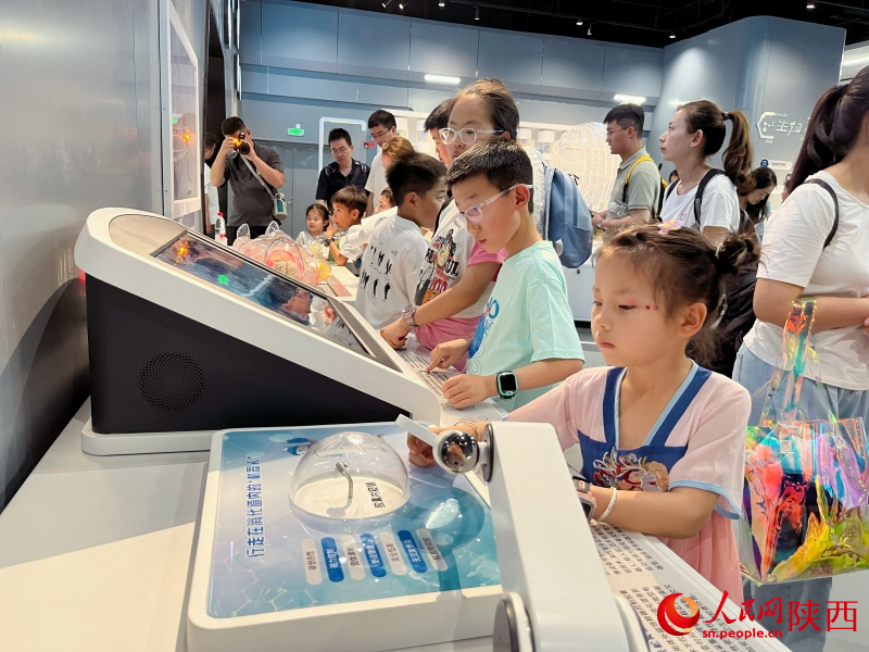 “身邊的發(fā)明”展區(qū)，孩子們與展品積極互動(dòng)，探索科學(xué)的奧秘。人民網(wǎng)記者 魏鑫攝