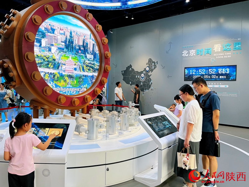 “逐夢(mèng)空天”展區(qū)，市民游客在展品前駐足，探索科學(xué)的奧秘。人民網(wǎng)記者 魏鑫攝