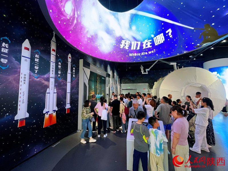 “逐夢空天”展區(qū)，市民游客在展品前駐足，探索科學的奧秘。人民網(wǎng)記者 魏鑫攝