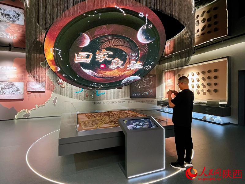 在西安城市規(guī)劃展覽館，市民認(rèn)真參觀(guān)，不時(shí)拍照記錄。 人民網(wǎng)記者 魏鑫攝