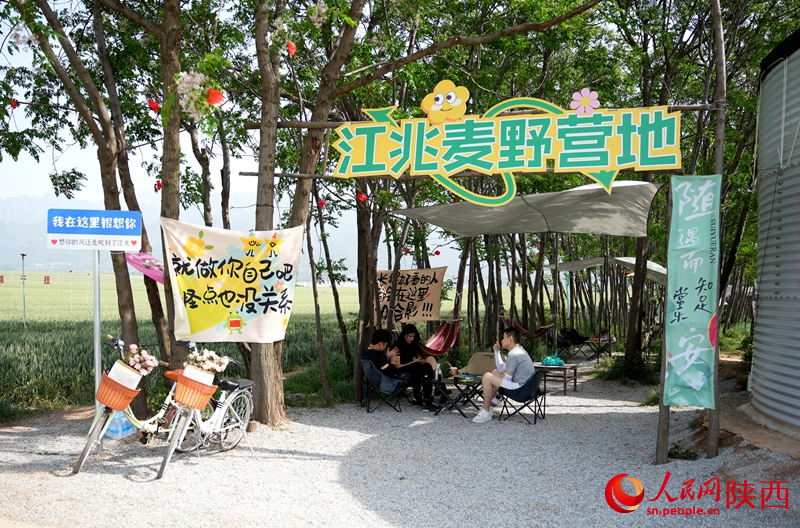 游客在長安區(qū)中江兆村麥野營地休息。人民網(wǎng) 吳德鋒攝