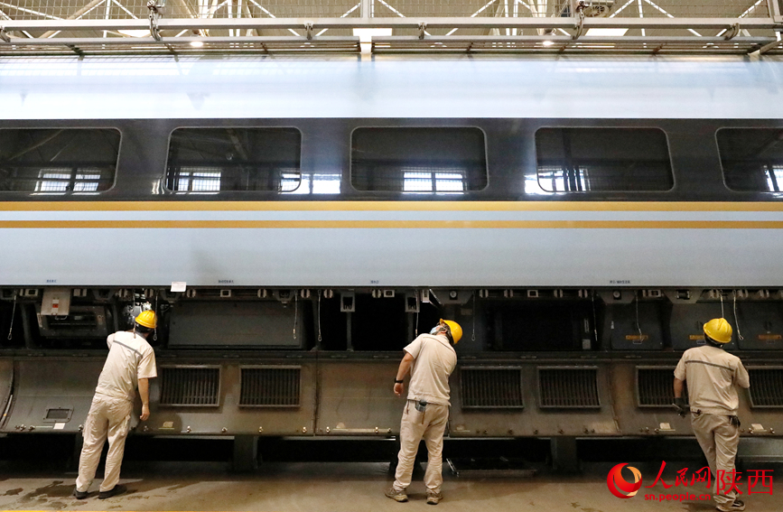 地勤機(jī)械師正在對動車組進(jìn)行全面檢查。人民網(wǎng)記者 賈凱璐攝