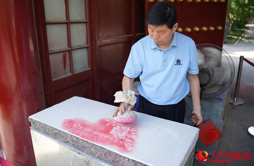 工作人員展示碑文拓印技術(shù)。人民網(wǎng)記者 李志強(qiáng)攝