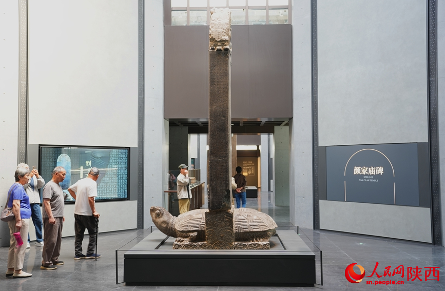 游客們正在參觀新開放的“星耀長(zhǎng)安”展覽。人民網(wǎng)記者 李志強(qiáng)攝