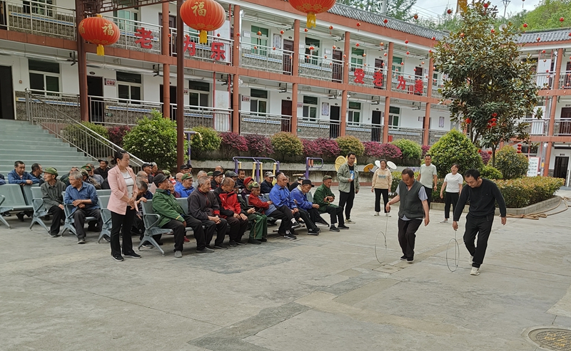 寧陜縣筒車灣鎮(zhèn)敬老院“銀齡趣味運(yùn)動(dòng)會(huì)”上，老人正在進(jìn)行滾鐵環(huán)比賽。茍興壽攝