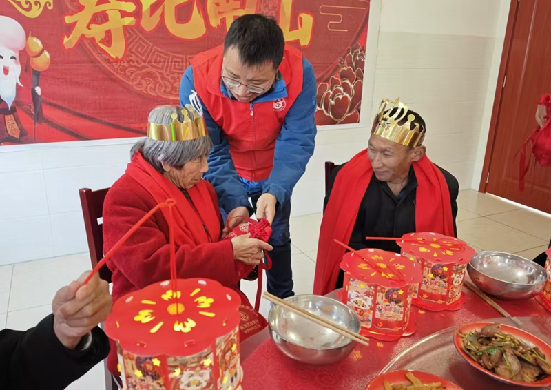 寧陜縣中心敬老院每月15日為老年人過集體生日，志愿者送上生日禮物。洪娟攝