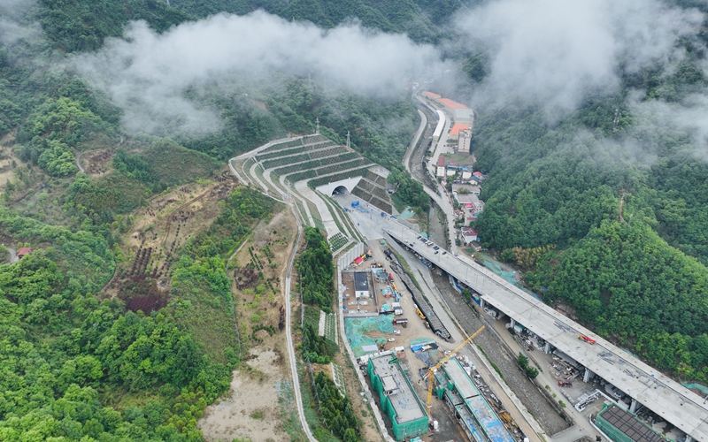 航拍秦嶺九天山隧道。王少華 攝