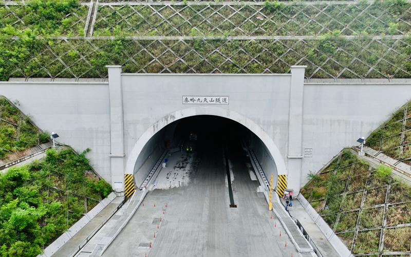 航拍秦嶺九天山隧道。王少華 攝