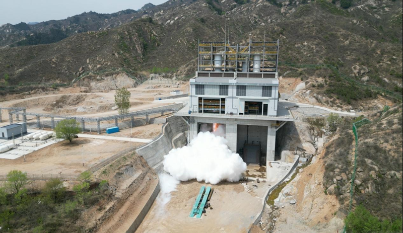 140噸級可重復(fù)使用液氧甲烷發(fā)動機(jī)試車照片。航天六院供圖