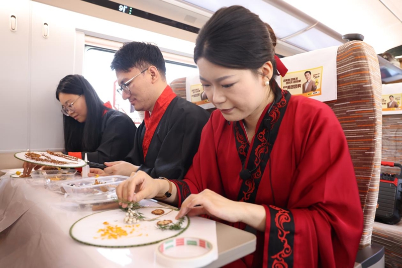 游客著漢服體驗(yàn)制作永生花團(tuán)扇。彭宇錕 攝