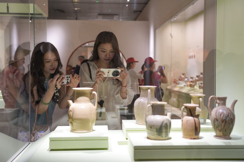 游客在欣賞展出的精品文物。張嘉琪攝