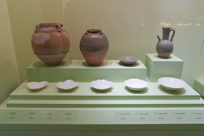 展出的青瓷與白瓷呈現(xiàn)瓷器發(fā)展“南青北白”格局。張嘉琪攝