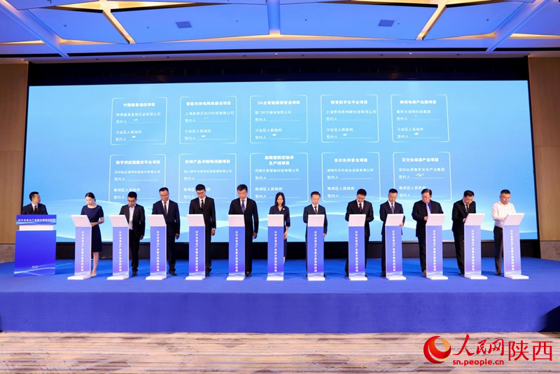 項(xiàng)目簽約。人民網(wǎng)記者 孫挺攝