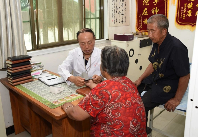 劉永生正在給村民診治。受訪者供圖
