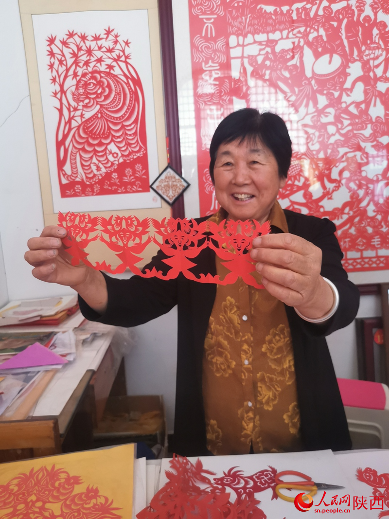 侯雪昭剪的“抓髻娃娃”。人民網(wǎng) 王麗攝