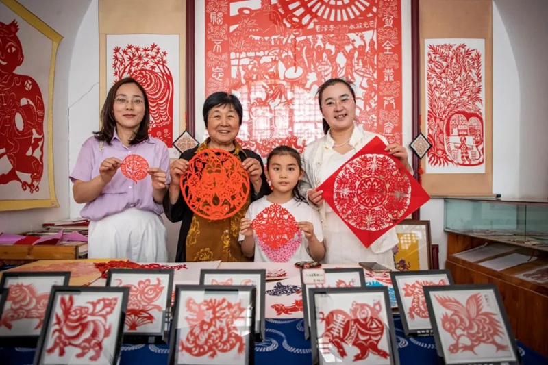 侯雪昭與兒媳（左一）、外孫女（右二）、二女兒（右一）。受訪者供圖。
