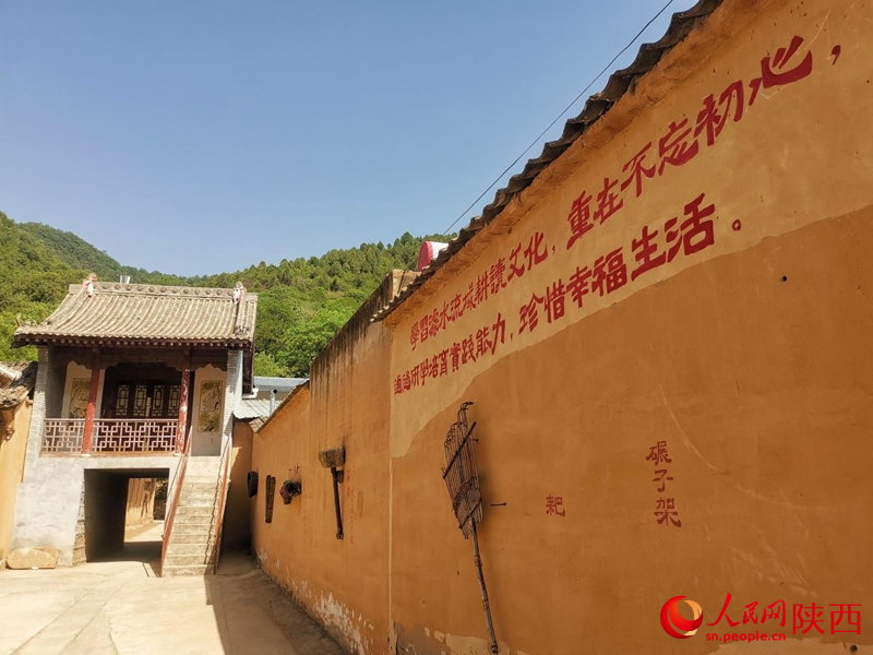 掛在墻上的傳統(tǒng)農(nóng)具。人民網(wǎng) 王麗攝