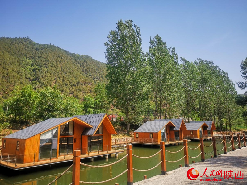 杜鵬和毋倩楠創(chuàng)建的“暖山河畔”露營地。人民網(wǎng) 王麗攝