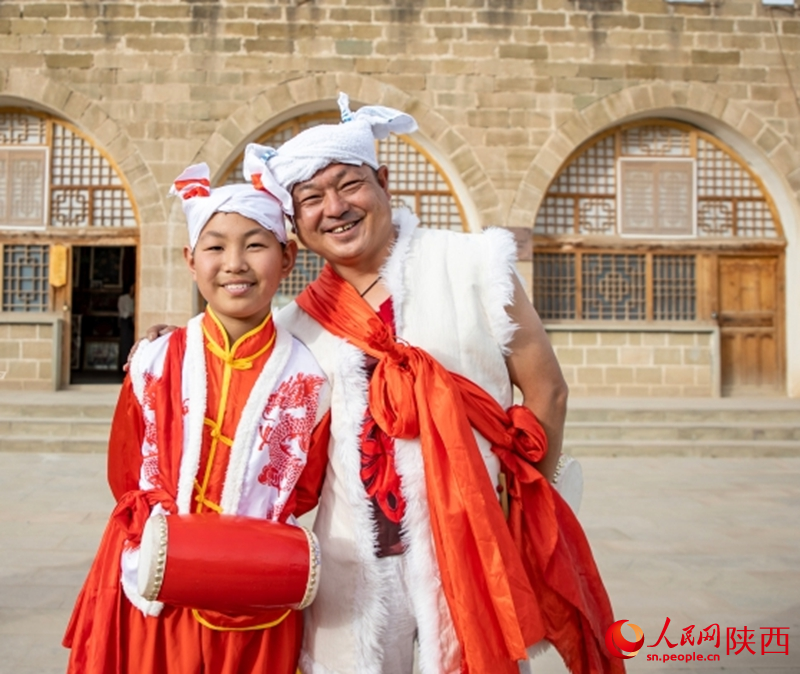 周志戰(zhàn)和兒子周浩冉。人民網(wǎng) 王麗攝