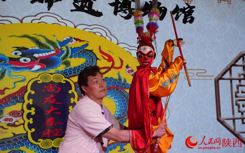 趙勇與師父創(chuàng)作的“齊天大圣”造型活靈活現(xiàn)。人民網記者 白鴿攝