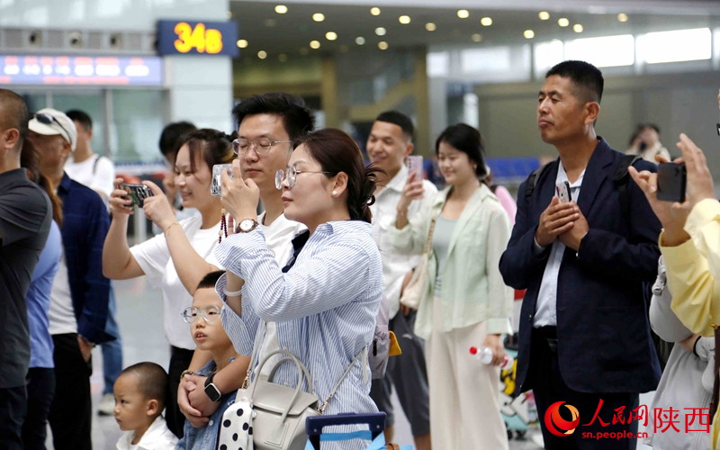 旅客駐足圍觀，拍照留念。人民網(wǎng)記者 賈凱璐攝