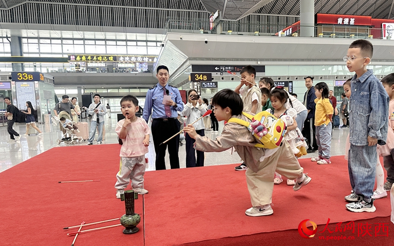 旅客小朋友參加投壺游戲。人民網(wǎng)記者 賈凱璐攝