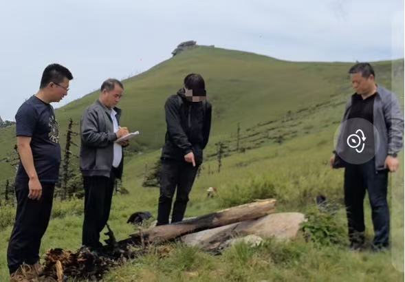 周某指認現(xiàn)場。西安市秦嶺生態(tài)環(huán)境保護管理局供圖