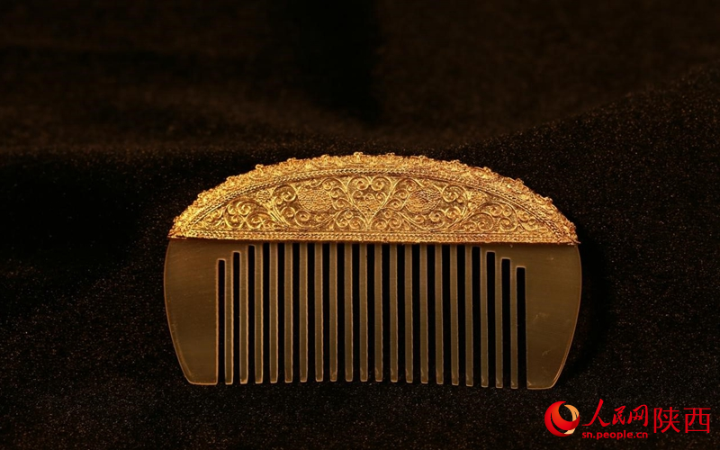 趙琳靜復(fù)刻的陜西歷史博物館文物“金梳背”。人民網(wǎng) 王麗攝