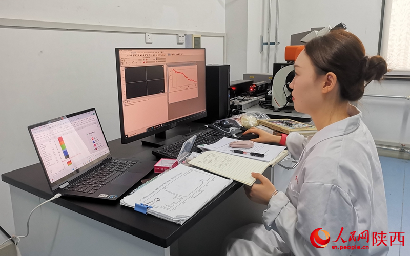 翟從雯正在實(shí)驗(yàn)室檢測(cè)文物染料。人民網(wǎng) 王麗攝